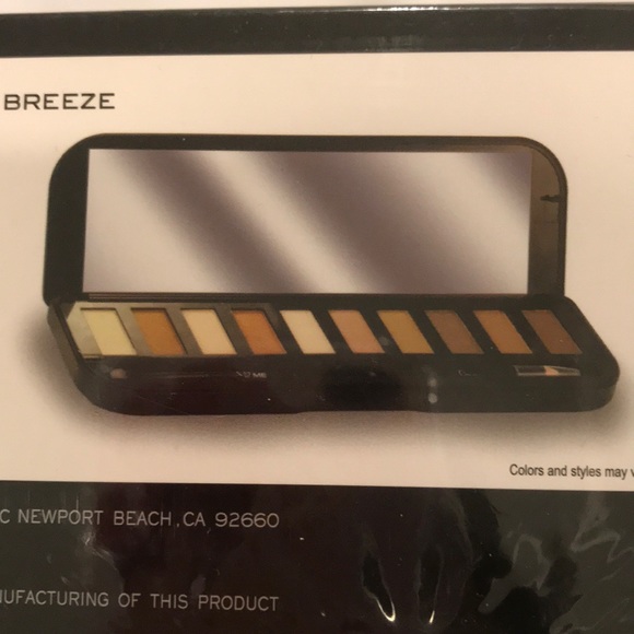 🚫(SOLD)🚫Makeover Essentials Eyeshadow & Eyeliner Set - Picture 1 of 4